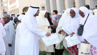 توزيع وجبات على روح الشيخ زايد بالمدينة المنورة