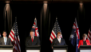 ليندا رينولدز وماريز باين ومايك بومبيو ومارك إسبر في مؤتمر صحفي مشترك بسيدني 