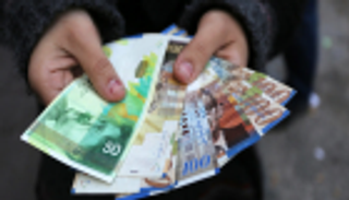 حكومة فلسطين تصرف 60% من رواتب موظفيها مع استمرار أزمة المقاصة