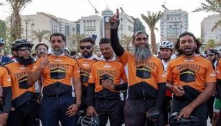 حجاج من Tour De Hajj لدى وصولهم إلى المدينة