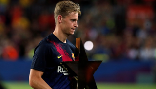 دي يونج مع الجائزة بعد المباراة