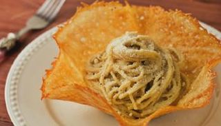 أطباق جبن البارميزان لتقديم المكرونة