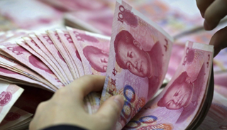  اليوان انخفض عن 7 دولارات لأول مرة منذ 2008