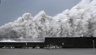 الإعصار تسبب في أمواج بلغ ارتفاعها 9 أمتار - أرشيفية