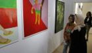 "خذ بيدي أيها المستحيل".. معرض يعكس الواقع الفلسطيني بأنامل الشباب