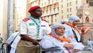 شباب يجندون أنفسهم لخدمة زوار المسجد النبوي