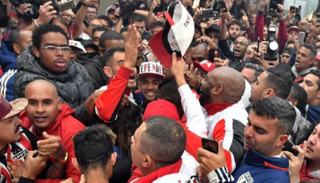 داني ألفيس بعد وصوله إلى البرازيل