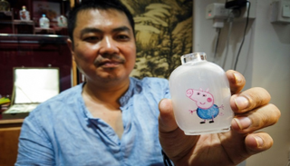 حرفة الرسم داخل الزجاجات في الصين