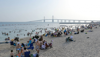 شواطئ أبوظبي تنتظر زوارها بأفضل الخدمات