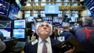 وول ستريت تهبط مع اشتداد الحرب التجارية