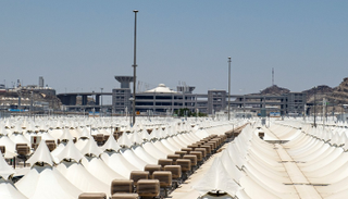 معاينة تقديم الغذاء في مخيمات الحجاج وفق أرقى المعايير