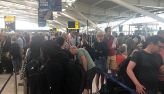 ركاب يتكدسون داخل مطار هيثرو - رويترز