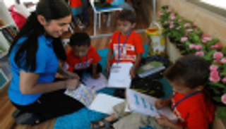 حافلة تحتضن أطفال اللاجئين.. تعليم ورعاية وأمان