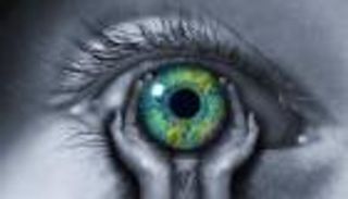 ١٢ عادة تضر صحة العين.. من إطالة الرموش إلى النظارات