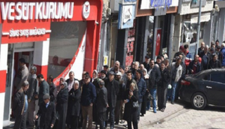 زحام أمام هيئة اللحوم والألبان في مدينة سيواس وسط تركيا