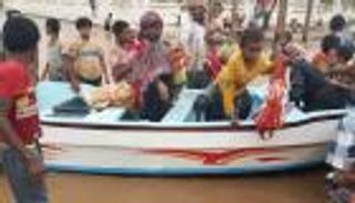 بالصور.. مياه السيول تغمر مخيمات النزوح غربي اليمن