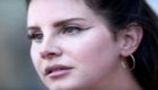 لانا ديل ري تغني لأمريكا بلا أسلحة نارية