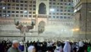 مراوح الرذاذ تلطف أجواء ساحات المسجد الحرام