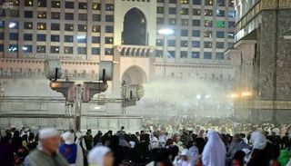  مراوح الرذاذ المائي في ساحات المسجد الحرام