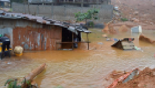 8 آلاف مشرد و7 قتلى ضحايا "مدن الصفيح" بفيضانات سيراليون