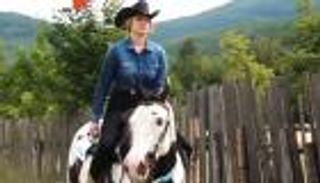 فتاة تفاجئ رعاة البقر في مسابقة أوروبية