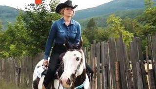 فتاة بولندية تنافس في مسابقة أوروبية لرعاة البقر