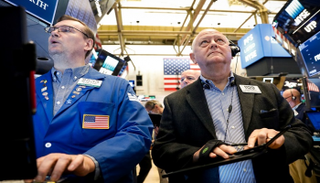 متعاملان أثناء التداول في بورصة نيويورك - رويترز