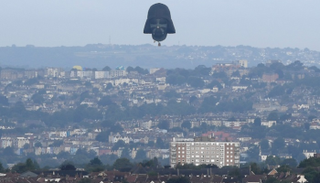 منطاد عملاق على شكل قناع شخصية دارث فيدر