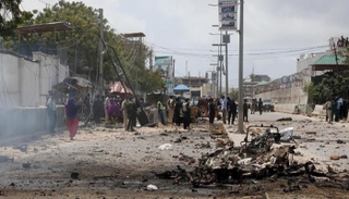 آثار أحد التفجيرات الإرهابية في مقديشو- أرشيفية