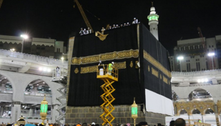 استبدال كسوة الكعبة المشرفة القديمة بكسوة جديدة