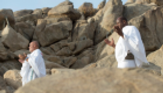 نصائح للوقاية من أشعة الشمس بالحج.. اختر الحذاء المناسب