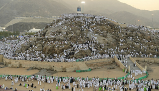 ضيوف الرحمن يستقرون على صعيد عرفات
