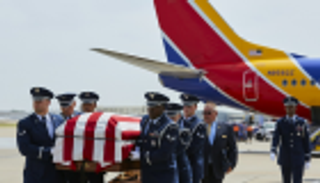 بعد 52 عاما.. أمريكي يعيد رفات والده قتيل حرب فيتنام