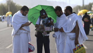 حجاج في طريقهم إلى صعيد عرفات