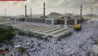 الحجاج يشكلون لوحة بيضاء زاهية في مسجد نمرة