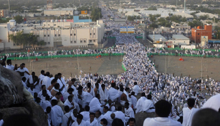 الحجاج يؤدون صلاتي الظهر والعصر جمعا وقصرا في مسجد نمرة