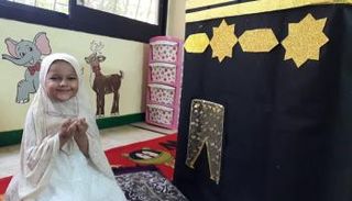 إقامة بعض الأنشطة لرسم الكعبة المشرفة تحبب طفلك في الحج