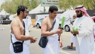 توزيع المظلات على الحجاج
