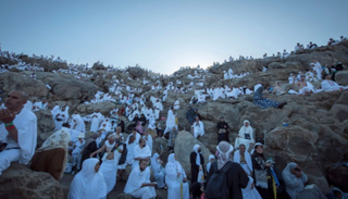 وقوف ضيوف الرحمن على صعيد عرفات