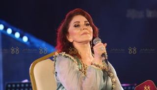 ميادة الحناوي تغني جالسة