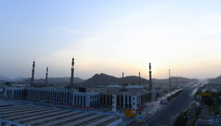 مسجد نمرة لحظة غروب شمس يوم 8 ذي الحجة بمشعر عرفة