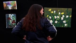 الفنانة المهاجرة تلتمس الأمل بالرسم
