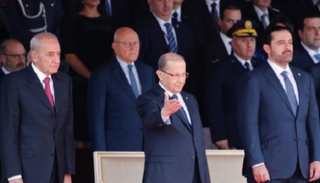 الحريري يقف إلى جانب ميشال عون ونبيه بري