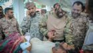 بالصور.. نائب رئيس المجلس الانتقالي الجنوبي يزور جرحى اشتباكات عدن