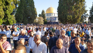فلسطينيون خلال صلاة عيد الأضحى بمحيط قبة الصخرة