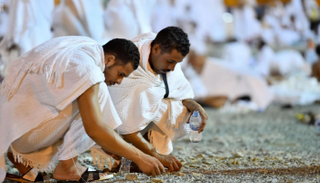 الحجاج يبدأون التقاط الجمار