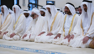 ولي عهد أبوظبي يؤدي صلاة عيد الأضحى بجامع الشيخ سلطان بن زايد