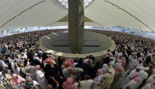 حجاج بيت الله الحرام خلال رمي الجمرات