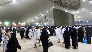 الحجاج يرمون الجمرات الثلاث أول أيام التشريق