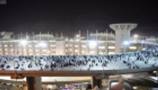 حجاج بيت الله الحرام يرمون جمرة العقبة 